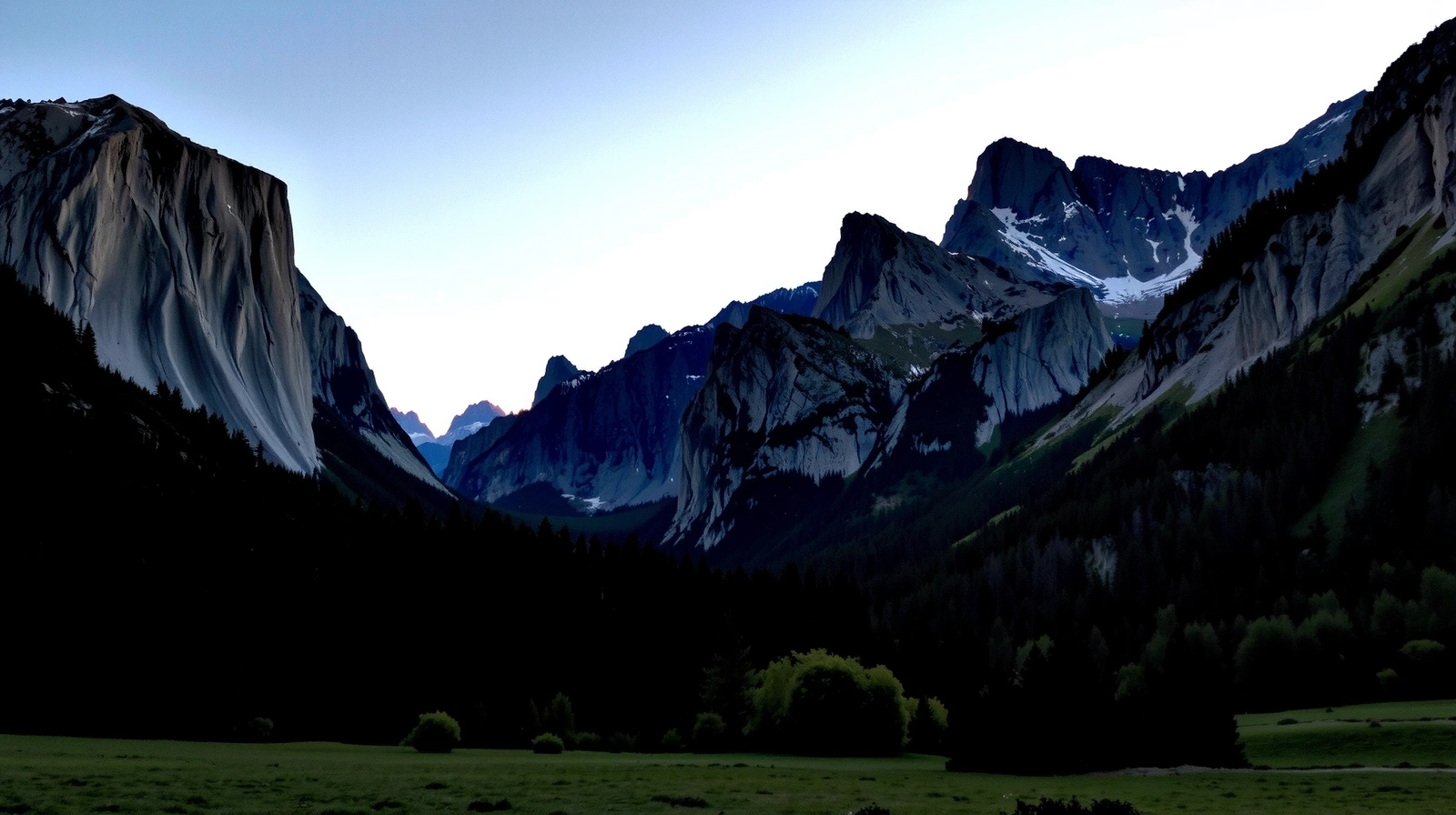 Peisaj montan senin cu răsărit de soare